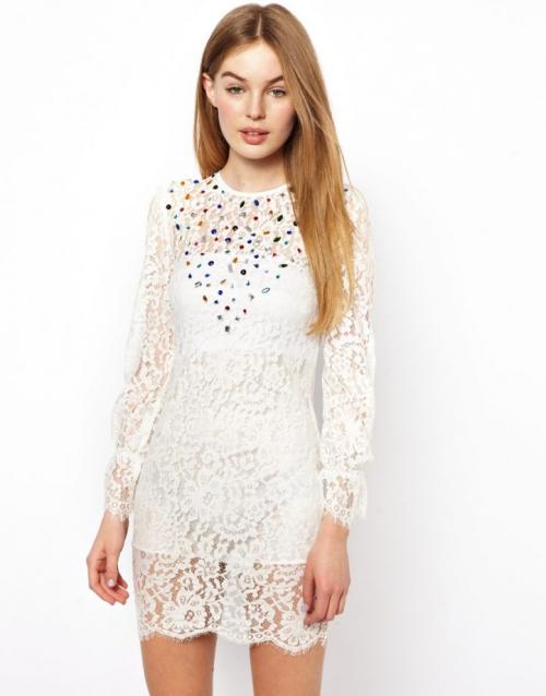 Как украсить черное платье кружевом.  Камни, стразы, бусины, бисер