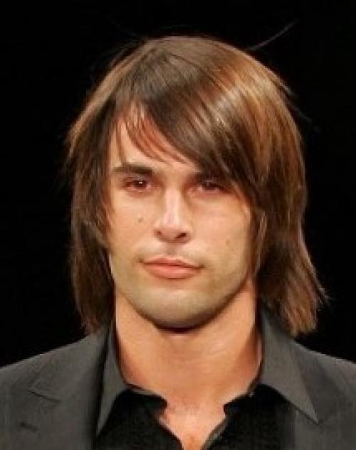 Как уложить короткую челку на бок мужчине. Популярные мужские стрижки с длинной челкой