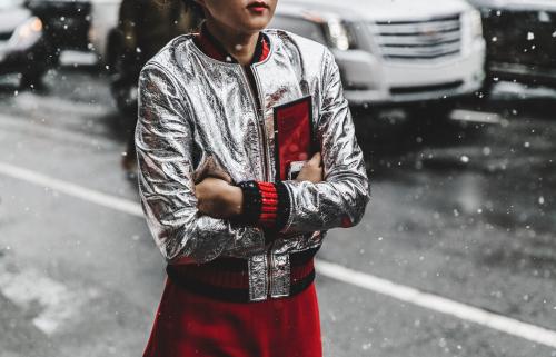 Сумка цвета металлик с чем носить. 10 способов носить металлик / 10 Ways to wear metallic color