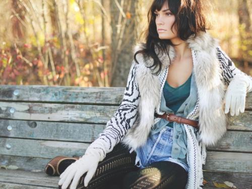 С чем сочетается цвет мокрого асфальта в одежде. Как правильно сочетать цвета в одежде для женщин глубокого колорита