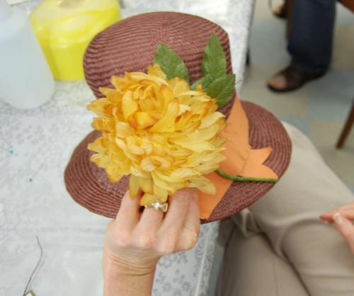Украшения своими руками для шляпы. Оригинальное украшение летней шляпы 23 Украшения своими руками для шляпы. Оригинальное украшение летней шляпы 23