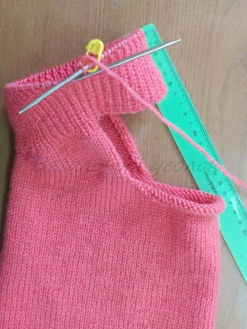 Чем украсить шапку-шлем для девочки. Вяжем спицами шапку-шлем для девочки. Част. 