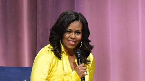 В прозрачной блузке и ботфортах затмила Сару Джессику Паркер. Мишель Обама удивила Сару Джессику Паркер ярким нарядом и ботфортами в стиле диско