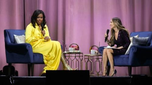 В прозрачной блузке и ботфортах затмила Сару Джессику Паркер. Мишель Обама удивила Сару Джессику Паркер ярким нарядом и ботфортами в стиле диско