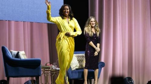 В прозрачной блузке и ботфортах затмила Сару Джессику Паркер. Мишель Обама удивила Сару Джессику Паркер ярким нарядом и ботфортами в стиле диско