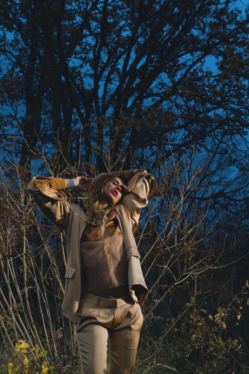 В прозрачной блузке без бюстгальтера и одежды бьянка. В прозрачной блузке и без бюстгальтера: Татьяна Решетняк в новом клипе