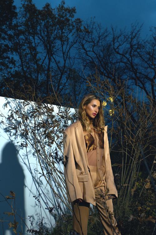 В прозрачной блузке без бюстгальтера и одежды бьянка. В прозрачной блузке и без бюстгальтера: Татьяна Решетняк в новом клипе