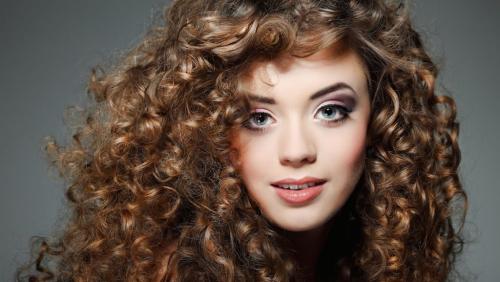 Стрижки на короткие волосы тонкие вьющиеся волосы. Особенности вьющихся прядей 18