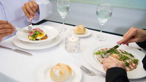 Какой вилкой едят салат большой или маленькой. Зачем в ресторане подают 2 вилки и 2 ножа