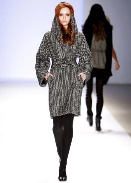 С чем носят пальто халат. С чем носить пальто-халат: фото стильных образов 18