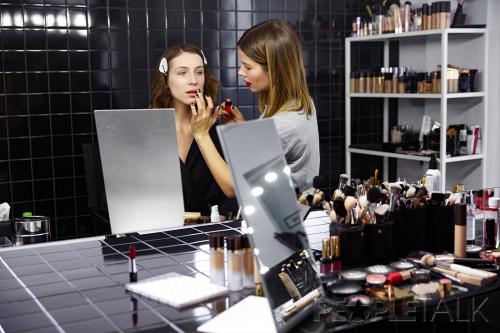 Как наносить хайлайтер и румяна. Личный опыт: зачем наносить хайлайтер на уши и румяна на губы?