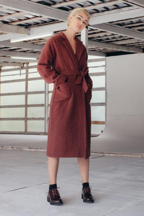 С чем носить пальто халат зимой. Вариации кроя и длины