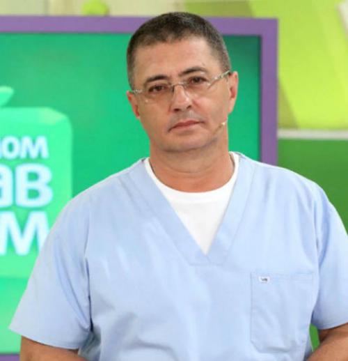 Александр Мясников дочь. Александр Мясников признался, что никогда не мечтал о детях. Беременность жены стала для него неожиданностью, и ведущий даже настаивал на аборте. Однако супруга Наталья приняла решение рожать.