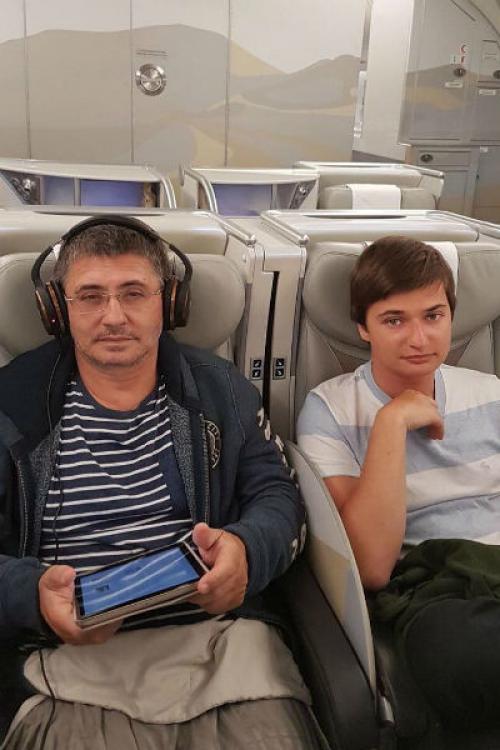 Александр Мясников дочь. Александр Мясников признался, что никогда не мечтал о детях. Беременность жены стала для него неожиданностью, и ведущий даже настаивал на аборте. Однако супруга Наталья приняла решение рожать.