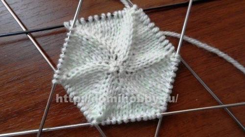 Как оформить верх вязаной шапки. Новый простой способ вязания шапочки-ВКРУГОВУЮ С МАКУШКИ (Вязание спицами)