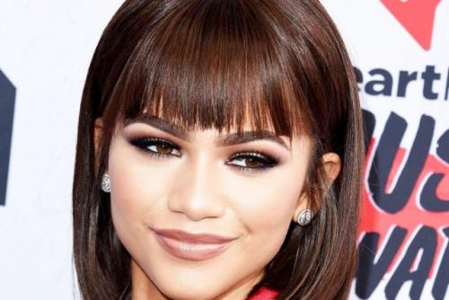 Челка арка с удлинением по бокам. Достоинства