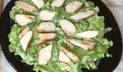 Что надо для цезаря с курицей. Готовим классический салат цезарь с курицей и сухариками