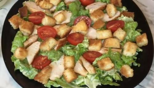 Что надо для цезаря с курицей. Готовим классический салат цезарь с курицей и сухариками
