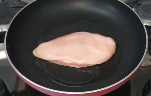 Что надо для цезаря с курицей. Готовим классический салат цезарь с курицей и сухариками