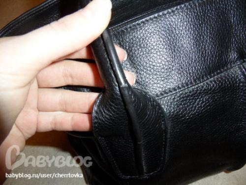 Потрескалась окантовка на сумке. Вот такая вот история... Я очень растроена...