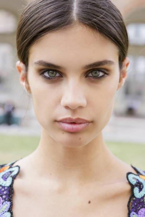 Как правильно подобрать цветовую гамму макияжа для своего тона кожи. Азбучные истины: как подобрать «свои» оттенки в макияже?