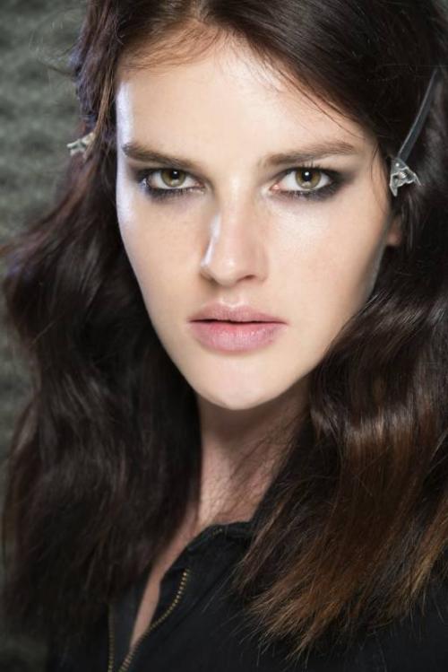 Как правильно подобрать цветовую гамму макияжа для своего тона кожи. Азбучные истины: как подобрать «свои» оттенки в макияже?