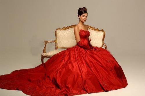 Символизм цвета в одежде. Красный – вы в центре внимания!