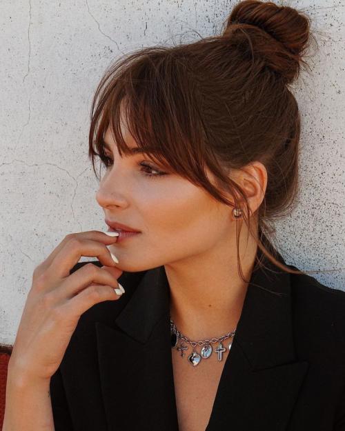 Как подстричь челку с удлинением по бокам самостоятельно. Челка шторка женская на (короткие, длинные, средние) волосы