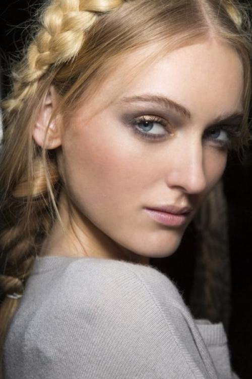 Как правильно наносить макияж на волосах. Базовый навык: как сделать красивый макияж?