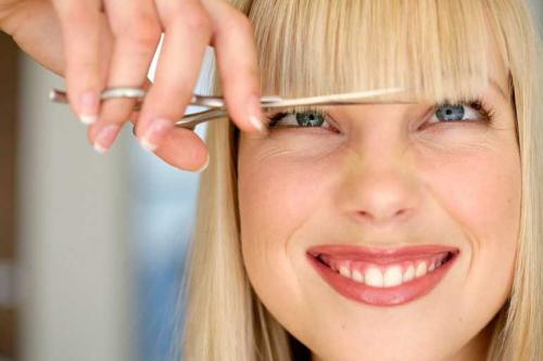 Как подстричь прямую челку самостоятельно. Как правильно подстричь челку самой себе в домашних условиях