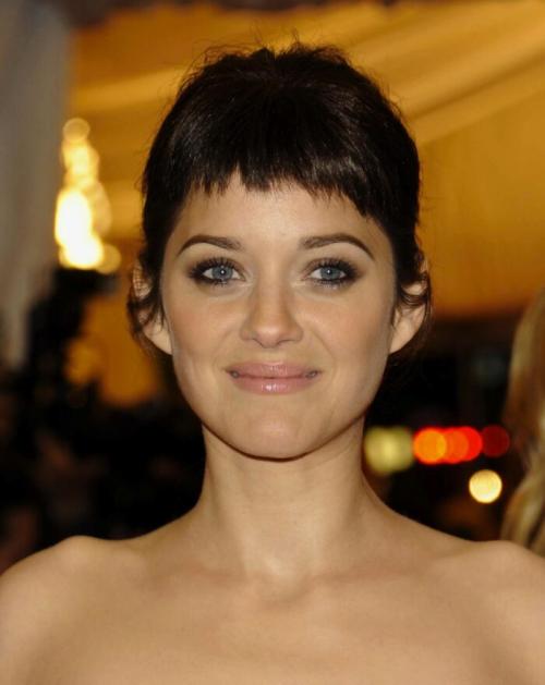 Короткая косая челка с рваными краями. Рваная челка — фото модных стрижек 2023