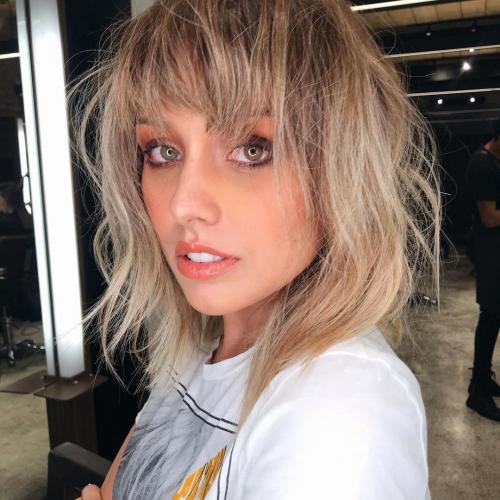 Рваная челка по бокам. Как выглядит удлиненная по бокам челка?