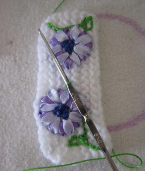 Украшения для вязаных шапок своими руками. Как украсить вязаную шапку для женщины бусинами, мехом, стразами, бисером. Фото