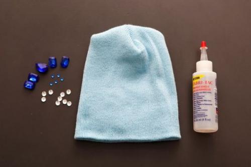 Украшения для вязаных шапок своими руками. Как украсить вязаную шапку для женщины бусинами, мехом, стразами, бисером. Фото