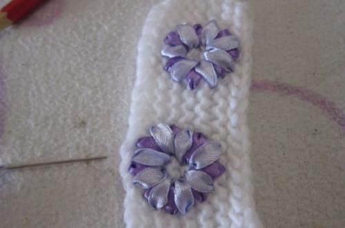 Украшения для вязаных шапок своими руками. Как украсить вязаную шапку для женщины бусинами, мехом, стразами, бисером. Фото