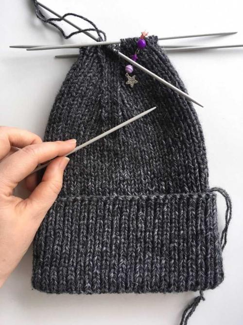 Как украсить вязаную шапку с отворотом. Как вяжется шапка с отворотом спицами или резинкой: пошаговые инструкции для начинающих
