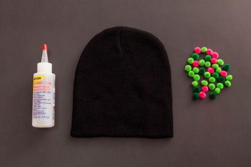 Украшения для вязаных шапок своими руками. Как украсить вязаную шапку для женщины бусинами, мехом, стразами, бисером. Фото