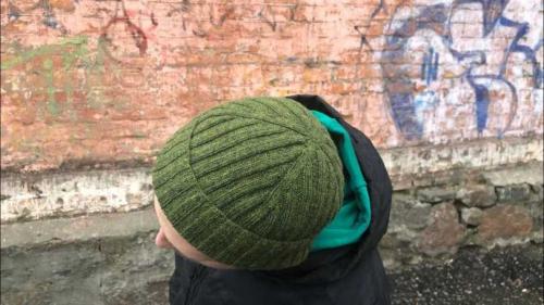 Как украсить вязаную шапку с отворотом. Как вяжется шапка с отворотом спицами или резинкой: пошаговые инструкции для начинающих