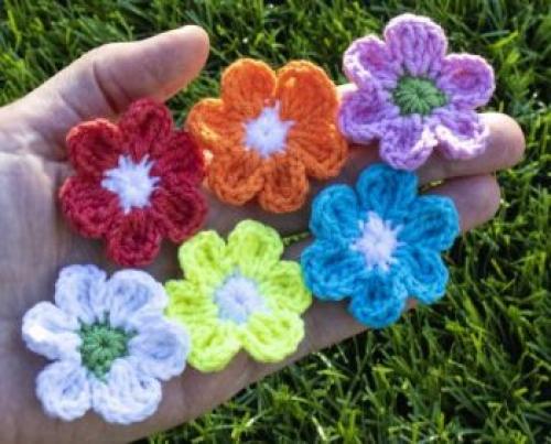 Вязаные крючком цветы на шапку схемы. Вяжем цветы крючком, огромная подборка схем и описаний