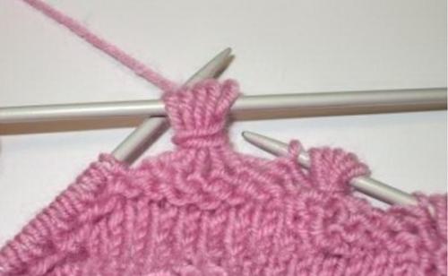 Красивый край спицами для шапки. Просто и нарядно — волнистый край