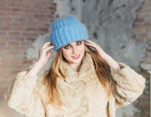 Как украсить вязаную шапку с отворотом. Как вяжется шапка с отворотом спицами или резинкой: пошаговые инструкции для начинающих