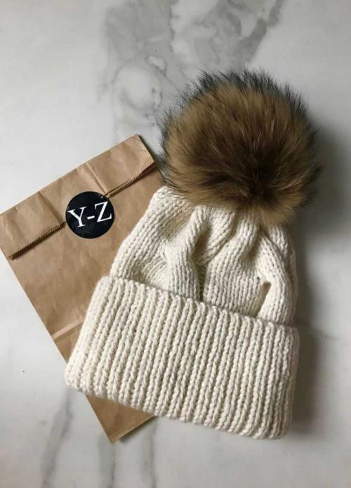 Как украсить вязаную шапку с отворотом. Как вяжется шапка с отворотом спицами или резинкой: пошаговые инструкции для начинающих