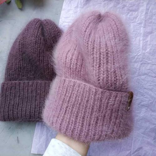 Как украсить вязаную шапку с отворотом. Как вяжется шапка с отворотом спицами или резинкой: пошаговые инструкции для начинающих