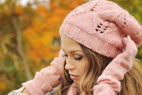 Шапка бини спицами для начинающих. Модная шапка бини вязание для начинающих. Как связать шапку-бини крючком, спицами. Схемы вязки шапок бини.