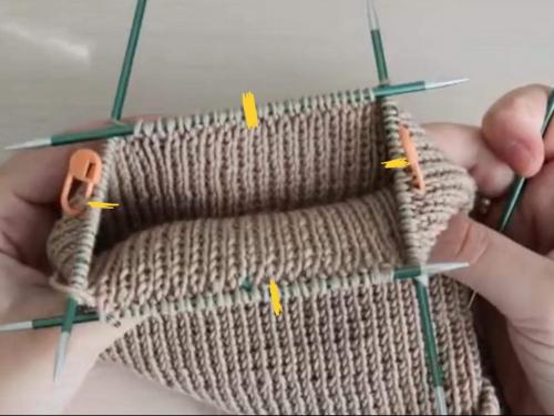 Шапка бини на круговых спицах. Шапка бини резинкой 1/1 без отворота