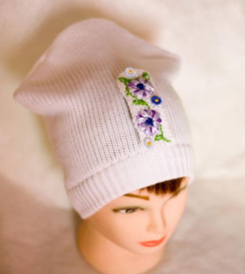 Как украсить вязаную шапку для женщины бусинами, мехом, стразами, бисером. Фото