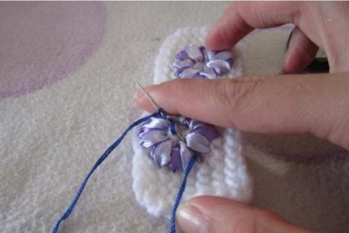 Как украсить вязаную шапку для женщины бусинами, мехом, стразами, бисером. Фото