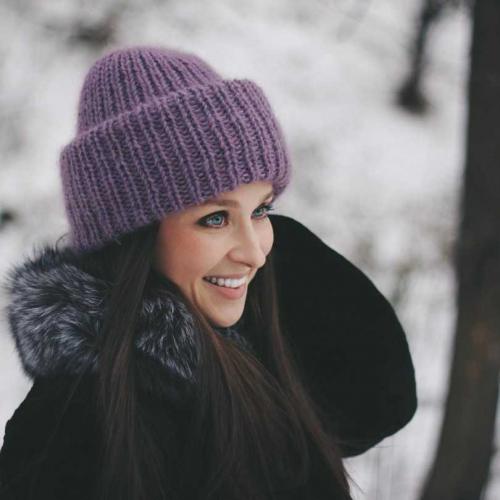 Как сшить вязаную шапку с отворотом. Как вяжется шапка с отворотом спицами или резинкой: пошаговые инструкции для начинающих