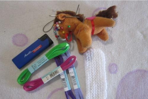 Как украсить вязаную шапку девочке. Как украсить вязаную шапку для женщины бусинами, мехом, стразами, бисером. Фото