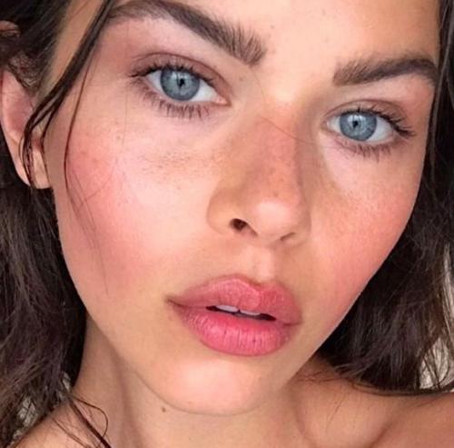 Можно ли использовать масло для волос для роста бровей. Ценная капля: как использовать масло для бровей и ресниц?